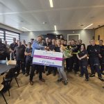 Omringd door medewerkers van JBT Marel Dongen overhandigt Bert Smit van STODT de oorkonde behorende bij de titel Leerbedrijf 2024 aan HR-functionaris Marja Timmers. Helemaal rechts Antoine Bolder, regiomanager van A+O Metalektro.