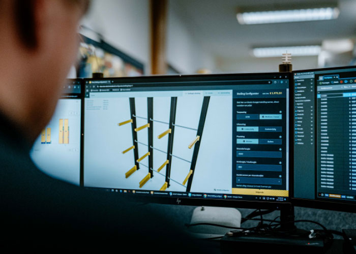 Naast de standaard producten kunnen klanten via de online configurator op de website eenvoudig hun ideale magazijnstellingen en trappen samenstellen.