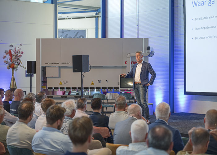 Volgens Kees de Schipper, sectormanager Industrie bij Rabobank, gaat er in de maakindustrie veel gebeuren met robotisering/automatisering. Dat is nodig omdat de arbeidsproductiviteit volgens Rabobank met tot wel 50 procent moet stijgen in 2040.