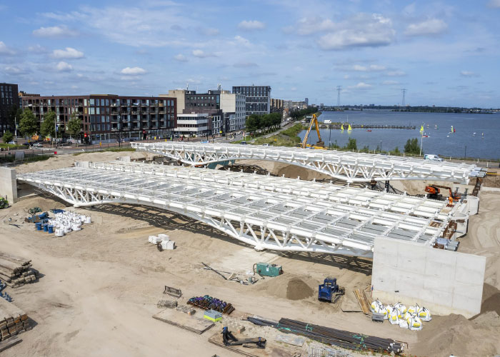 Winnaar ‘Infrastructurele projecten’: Iemants (Smulders) met het staalwerk van twee bruggen voor de wijk IJburg. Volgens de jury is met name het op de millimeter nauwkeurig buigen en positioneren van de immense, gebogen stalen buizen technisch grensverleggend.