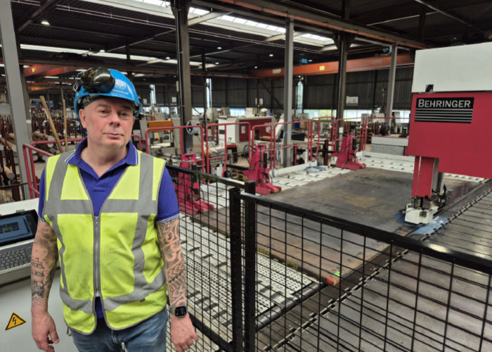 Martin Verschoor, manager magazijn bij thyssenkrupp Materials Nederland in Zwijndrecht, is supertevreden over de volautomatische platenzaag. “Deze machine zaagt als een speer.”