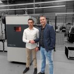 Ahmed Abo Seada en Gert-Jan de Vries bij de Meltio M600