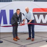 Eric-Jan Heling (Head of Global Warehousing Services ASML) en Rob Lemmens (CEO Wilvo Group) verrichten de officiële opening van de nieuwe locatie waar de verpakkingsunits van ASML-machines gereinigd, gecheckt en klaargemaakt worden.