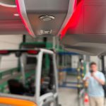 Als twee heftrucks elkaar te dicht naderen, geven de beacons in de cabine van de heftruck een licht- en/of geluidssignaal en wordt de snelheid automatisch verlaagd. Het systeem is uit te breiden met draagbare veiligheidstags voor voetgangers die op dezelfde manier werken.