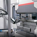 Koolmees beschikt over een aantal Bystronic zetbanken, waarvan de nieuwste aangestuurd wordt met een robotarm.