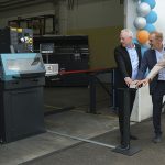 In plaats van een lint door te knippen, activeerde de burgemeester van Lörrach, Jörg Lutz, met een druk op de knop een speciaal geproduceerde cirkelzaag, die symbolisch door een metalen staaf sneed. Ook aanwezig: Rene Eger, Managing Director van Kaltenbach Cutting Systems, en Stephan Toxopeüs, CEO van de Kaltenbach Group.
