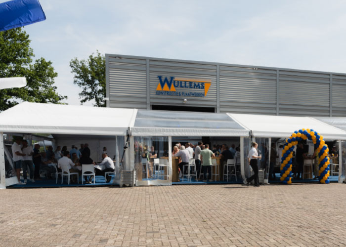 Ter gelegenheid van het jubileumfeest was voor het pand van Wullems een grote tent opgebouwd.