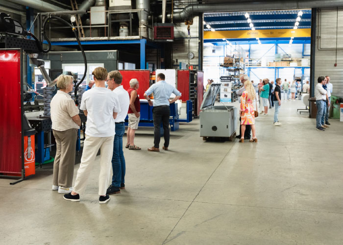 De bezoekers werden tijdens het jubileumweekend door medewerkers van team Wullems rondgeleid door de werkplaats.