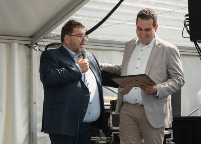 Jan Wullems overhandigt zijn zoon Jeffrey de tekening die hij als 8-jarige jongen van de fabriek had gemaakt.