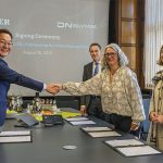 Van links naar rechts: Wonjong Kim, Marc Heller, Petra Speidel en Nicole Pfleiderer (foto: Heller) ondertekenden het contract dat de overname van Heller door DN Solutions officieel maakt.