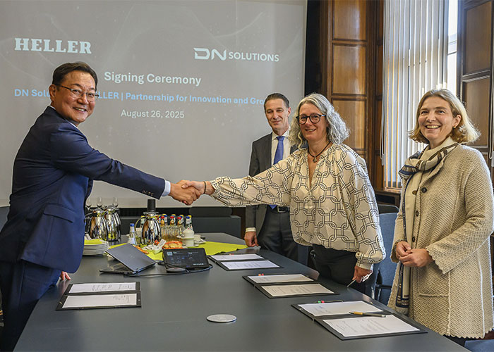 Van links naar rechts: Wonjong Kim, Marc Heller, Petra Speidel en Nicole Pfleiderer (foto: Heller) ondertekenden het contract dat de overname van Heller door DN Solutions officieel maakt.