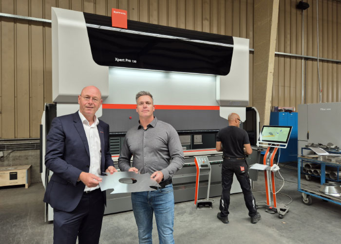Stefan Houssart, directeur/eigenaar van HDA, en Vincent van Westen van Bystronic Benelux bij de nieuwe Xpert Pro kantbank in de ‘Bystronic-hoek’. HDA heeft met deze investering een goed begin gemaakt met de automatisering van het kantproces, vooral softwarematig.