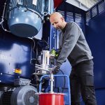 De Lutz Lube-Drive is een excentrisch schroefpompsysteem dat kan worden aangedreven met een gewone accuschroefmachine. Het pompen van smeervet wordt daardoor gemakkelijker.