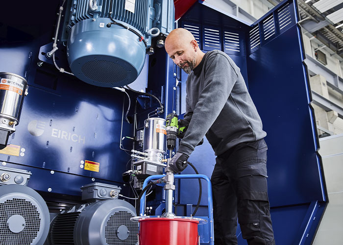 De Lutz Lube-Drive is een excentrisch schroefpompsysteem dat kan worden aangedreven met een gewone accuschroefmachine. Het pompen van smeervet wordt daardoor gemakkelijker.