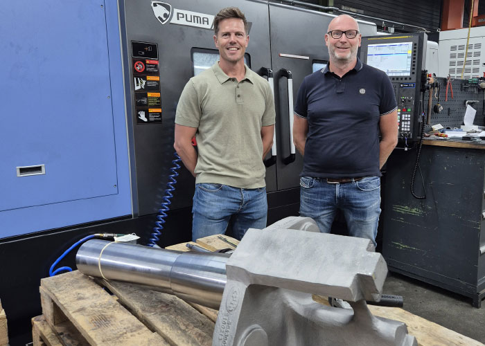 Sibo Miedema (rechts) en Jeroen van den Berg van CNC Match bij een van de machines, waarvoor CDF Techniek nieuwe medewerkers heeft weten aan te trekken.