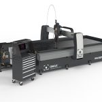 De Omax Maxiem X Series JetMachining Centers snijdt complexe onderdelen uit vrijwel elk materiaal, waaronder metaal, kunststof, glas, keramiek, steen en composieten, en levert oppervlakteresultaten die vaak nabewerking overbodig maken.