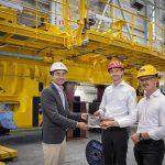 V.l.n.r. Mark Helder, voorzitter Koninklijke Metaalunie; Niek Breman, General Manager Breman Bending, en Gijsbert Kamp, COO Breman Machinery. (Foto Sander van der Torren)