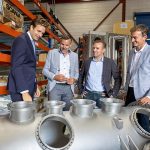 Minister Karremans van Economische Zaken (links) presenteerde de Arbeidsproductiviteitsagenda bij Vernooy Vacuum Engineering. Rechts Metaalunievoorzitter Mark Helder.