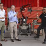 Remco H. Valk (midden), CEO van Valk Welding, noemt de beslissing om te investeren een logische stap na bijna een decennium van nauwe samenwerking. “We zijn diep onder de indruk van de visie en technologische vooruitgang die het team van Ramlab heeft geboekt.”