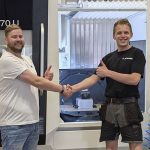 Herwin Joosten (rechts) mag graag sparren met Post Processor Engineer Wietse van der Steen van ATS EdgeIT. “We kunnen ons allebei stevig vast bijten in dingen en samen, of met andere partners, komen we dan altijd tot een oplossing. Dat maakt het gewoon leuk.”