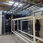 Een aantal stalen deuren wordt in de oven geschoven. Deze oven is een laagfrequent infraroodoven, een eigen ontwikkeling van AVA Luchttechniek. Hierin verwarmen gasbranders spiralen in de oven tot ruim 200 graden Celsius.