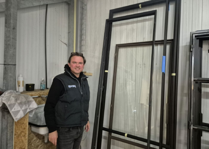 Reitse Sybesma van Maatwerk noemt het samenspel met AVA fantastisch. “We verdienen deze investering makkelijk terug, ook al gebruiken we de installatie maar anderhalve dag in de week. Maar bovenal zijn we nu helemaal selfsupporting en dat is ons heel veel waard.” 