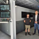 René Camps (links) en Maik Wensink van Tuwi/Accurl Benelux bij de Accurl MasterLINE vlakbedlaser met een werkbereik van 6 x 2,5 meter – een formaat dat in de regio uitzonderlijk is. De laserbron heeft een vermogen van 12 kW, waarmee ook dikke materialen efficiënt gesneden kunnen worden.