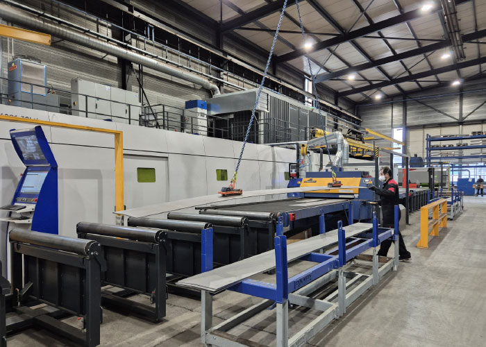 Omdat Dulasta ook plasma gesneden onderdelen verwerkt, die grotere bramen hebben, is ook een gebruikte schuurmachine van het fabricaat Ernst in de nieuwe lijn geplaatst. De medewerkers hebben de keuze om deze machine aan te zetten of niet aan te zetten.