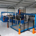 De volledige installatie meet 22 bij 12 meter. Deze volautomatische paneelbuigcel betekent voor Dumaco een grote stap voorwaarts in het buigen van gesneden, geknipte en/of geponste plaatdelen.