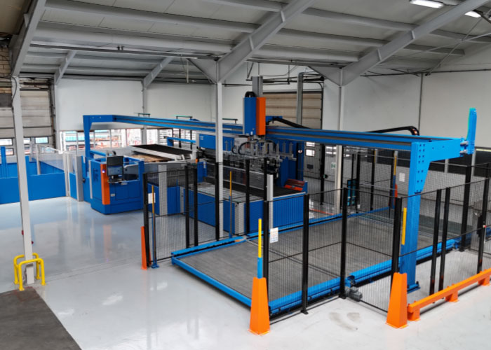 De volledige installatie meet 22 bij 12 meter. Deze volautomatische paneelbuigcel betekent voor Dumaco een grote stap voorwaarts in het buigen van gesneden, geknipte en/of geponste plaatdelen.