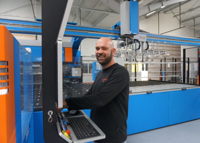 Projectmanager Jerry Schuurman is enthousiast over de nieuwe cel: “De aanvoer van plaatdelen is een uitdaging vanwege de ongekende capaciteit van de machine. Zowel de aanvoer als het afvoeren en stapelen van de producten moet perfect geregeld zijn.”