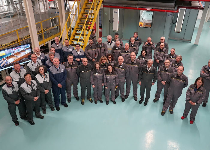Het team van BASF Coatings in de Renaul-fabriek in Mauberge.