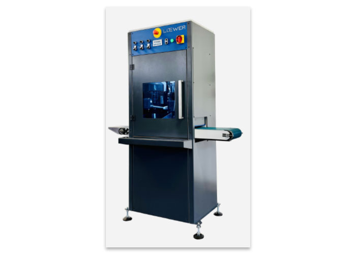 De nieuwste Loewer CrossMaster DD-200 ontbraammachine voor het ontbramen en afronden van kleine werkstukken wordt voor de eerste keer getoond. Werkstukken vanaf 20x20 mm kunnen reeds bewerkt worden op deze compactemachine.
