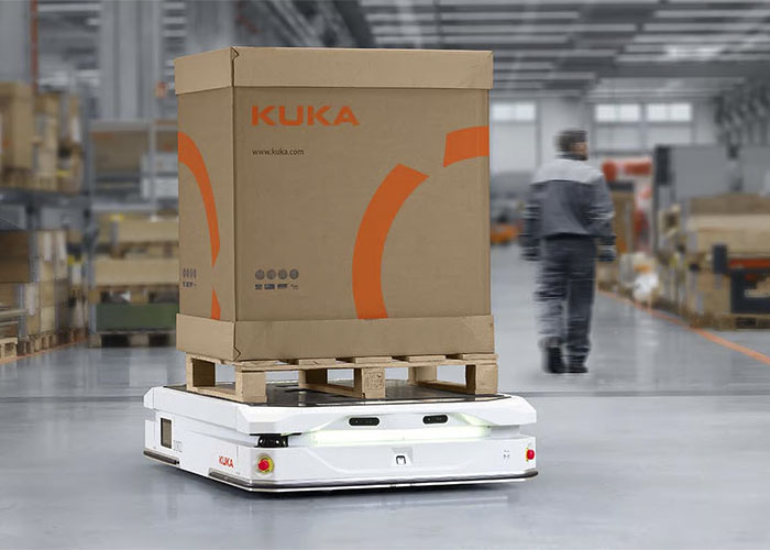 Kuka toont de nieuwste AMR’s, zelfrijdende robots die automatisch materiaal en onderdelen verplaatsen.