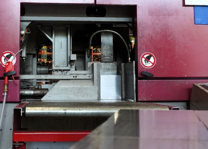 Materiaal wordt in eigen huis op maat gezaagd, ontbraamd en verpakt. 