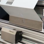De E-Bend L bestaat uit twee lasersensoren aan elke kant van de tafel en geeft continu de positie van de Y-as weer en corrigeert deze op basis van de werkelijke hoek van het product, met de hoogste hoekprecisie als resultaat.