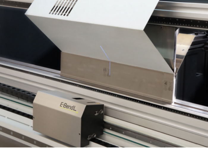 De E-Bend L bestaat uit twee lasersensoren aan elke kant van de tafel en geeft continu de positie van de Y-as weer en corrigeert deze op basis van de werkelijke hoek van het product, met de hoogste hoekprecisie als resultaat.