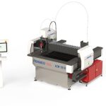 De ACM1010 is een compacte snijtafel met alle eigenschappen van de grotere ACM machines, maar met een kleiner, doch volledig snijbereik van 100cm x 100cm.