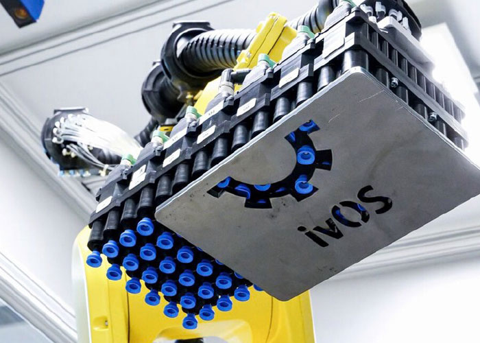 De 84 zuigcellen van de FMG matrixgrijper passen zich automatisch aan de werkstukken aan en bieden zo maximale flexibiliteit bij de handling van plaatwerkdelen.