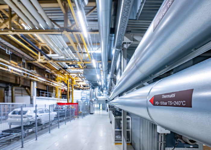 Door thermische olie als warmteoverdrachtsmedium te gebruiken, kan de warmteproductie worden losgekoppeld van de andere systeemcomponenten. Hierdoor kan de energievoorziening naar de spuiterijen op elk moment flexibel worden aangepast.