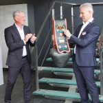 Domenico Iacovelli (l) en Marco de Jong openen officieel de vernieuwde vestiging van Bystronic in Heteren.