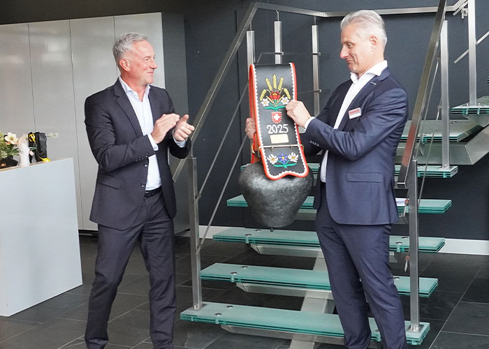 Domenico Iacovelli (l) en Marco de Jong openen officieel de vernieuwde vestiging van Bystronic in Heteren.