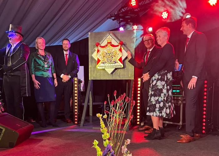 Bij de viering van het 100-jarig bestaan van de gieterij heeft de Dekens Groep in Sappemeer het predicaat Hofleverancier ontvangen.
