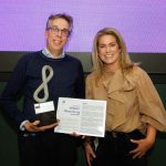 Ron van der Leest, Learning & Development Officer bij KMWE, nam de award in ontvangst uit handen van Manon Pijnenburg, dochter van de man naar wie de prijs is vernoemd.
