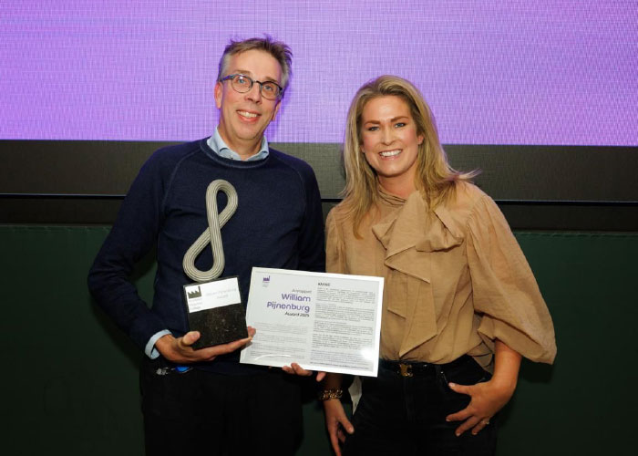 Ron van der Leest, Learning & Development Officer bij KMWE, nam de award in ontvangst uit handen van Manon Pijnenburg, dochter van de man naar wie de prijs is vernoemd.