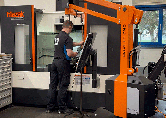 BMI-Thegon in Baak is een van de metaalbewerkingsbedrijven die de CNC LiftArm voor het tillen, positioneren en wisselen van zware werkstukken al in gebruik heeft.