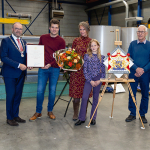 Directeur Erik Werner neemt in het bijzijn van zijn familie het Predicaat Hofleverancier in ontvangst uit handen van burgemeester Servaas Stoop van de gemeente West Betuwe.