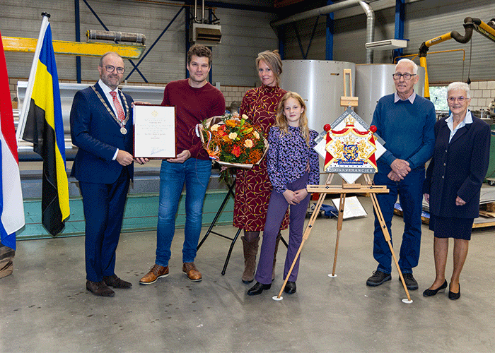 Directeur Erik Werner neemt in het bijzijn van zijn familie het Predicaat Hofleverancier in ontvangst uit handen van burgemeester Servaas Stoop van de gemeente West Betuwe.