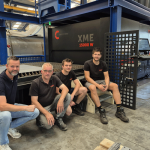 V.l.n.r. Jeffrey Datema van Cutlite Penta Benelux, Wim, Gert-Jan en Berry Heij bij de XME vlakbedlaser van Cutlite Penta in de productieruimte van Machinefabriek en Constructiebedrijf Jan Heij.