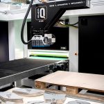 Het Eye-Q vision systeem speelt een cruciale rol. Hierdoor kunnen pallets met snijdelen onvoorbereid aan begin van de finishlijn worden geposteerd. Eye-Q ziet de snijdelen, herkent ze en kan de vertaalslag maken naar de grippers zodat die ze kunnen oppakken.